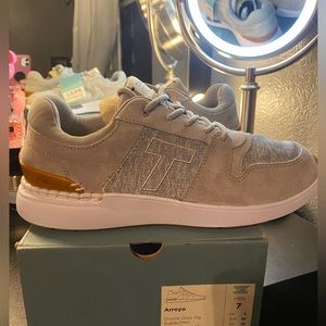 Tom’s arroyo shoes